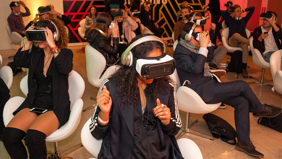 Blogger verfolgen die Performance mit Samsung Gear VR-Brillen Blogger verfolgen die Performance mit Samsung Gear VR-Brillen