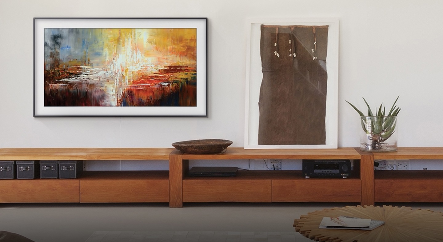 Nahaufnahme eines wandmontierten Samsung The Frame mit einem Kunstwerk auf dem Bildschirm