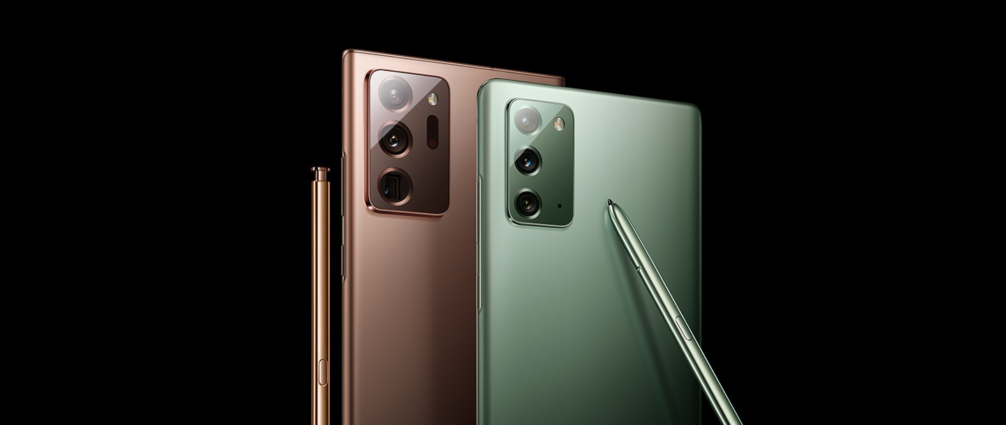 Rückansichten des Galaxy Note20 Ultra 5G in Mystic Bronze und des Galaxy Note20 5G in Mystic Green. Gegen die Seite eines jeden Telefons lehnt der dazugehörige S Pen.