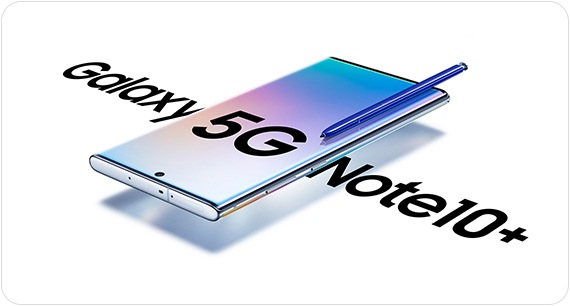 Ein Galaxy Note10 plus 5G auf der Rückseite liegend im Dreiviertelwinkel, mit einem blauen S Pen quer über dem Display sowie einer abstrakten Grafik und dem Schriftzug „5G“ auf dem Bildschirm. Ein Schriftzug zu beiden Seiten des Smartphones zeigt „Galaxy Note10 plus“.