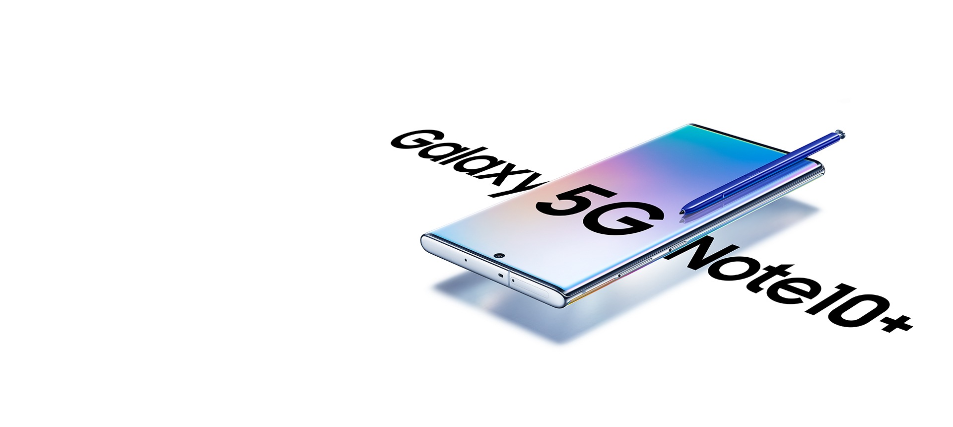 Das Galaxy Note10 plus 5G liegt auf der Rückseite und wird aus einem leichten Winkel gesehen. Ein blauer S Pen liegt auf dem Display, auf welchem eine Grafik mit Farbverlauf zu sehen ist und dem Wort: 5G. Auf der anderen Seite des Smartphones steht der Text: Galaxy Note10 plus.