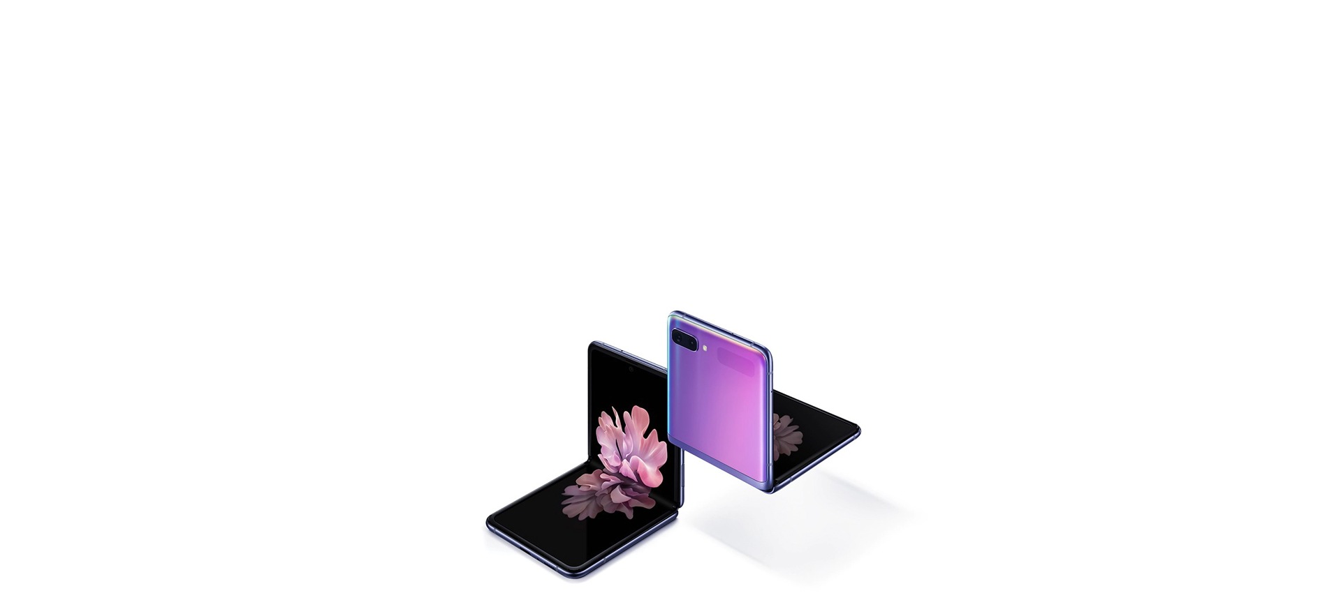 Zwei Galaxy Z Flip-Telefone in Mirror Purple im Dreiviertel-Winkel, eines von vorne und eines von hinten. Beide sind im rechten Winkel mit Freestop-Falz gefaltet. Die von vorne gesehene zeigt die blühende Blumentapete auf dem Bildschirm