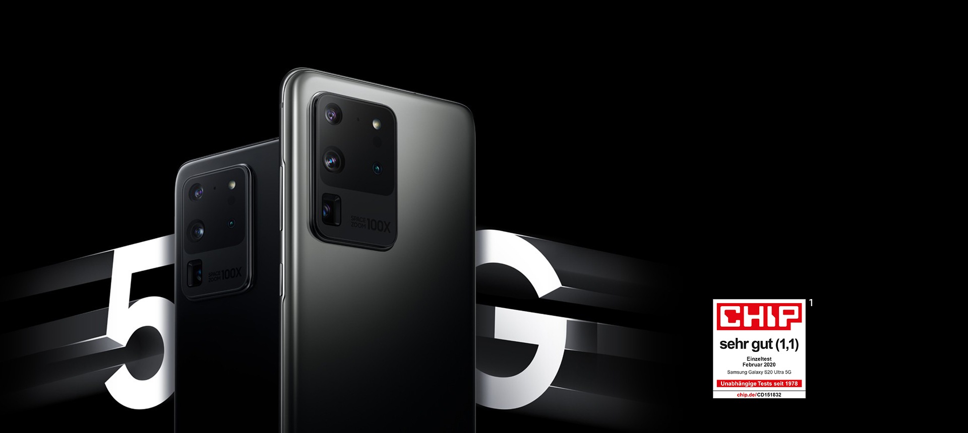 Zwei Galaxy S20 Ultra 5G-Telefone, eines in Cosmic Black und eines in Cosmic Grey, von hinten in Dreiviertelwinkeln mit der Aufschrift 5G auf jeder Seite des Telefons