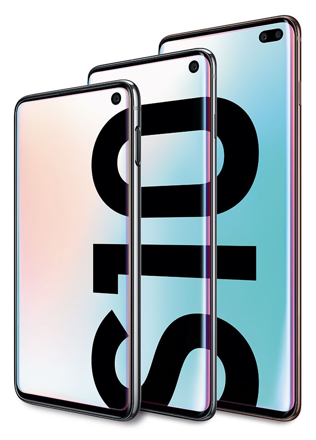 Die obere Hälfte der drei unterschiedlich großen Galaxy S10-Modelle sind in einem Winkel von der rechten Seite zu sehen: Das Galaxy S10e steht vorne, das Galaxy S10 in der Mitte und das Galaxy S10 plus hinter den beiden anderen. Jedes Display zeigt das Foto eines korallfarbenen und blauen Farbverlaufes.