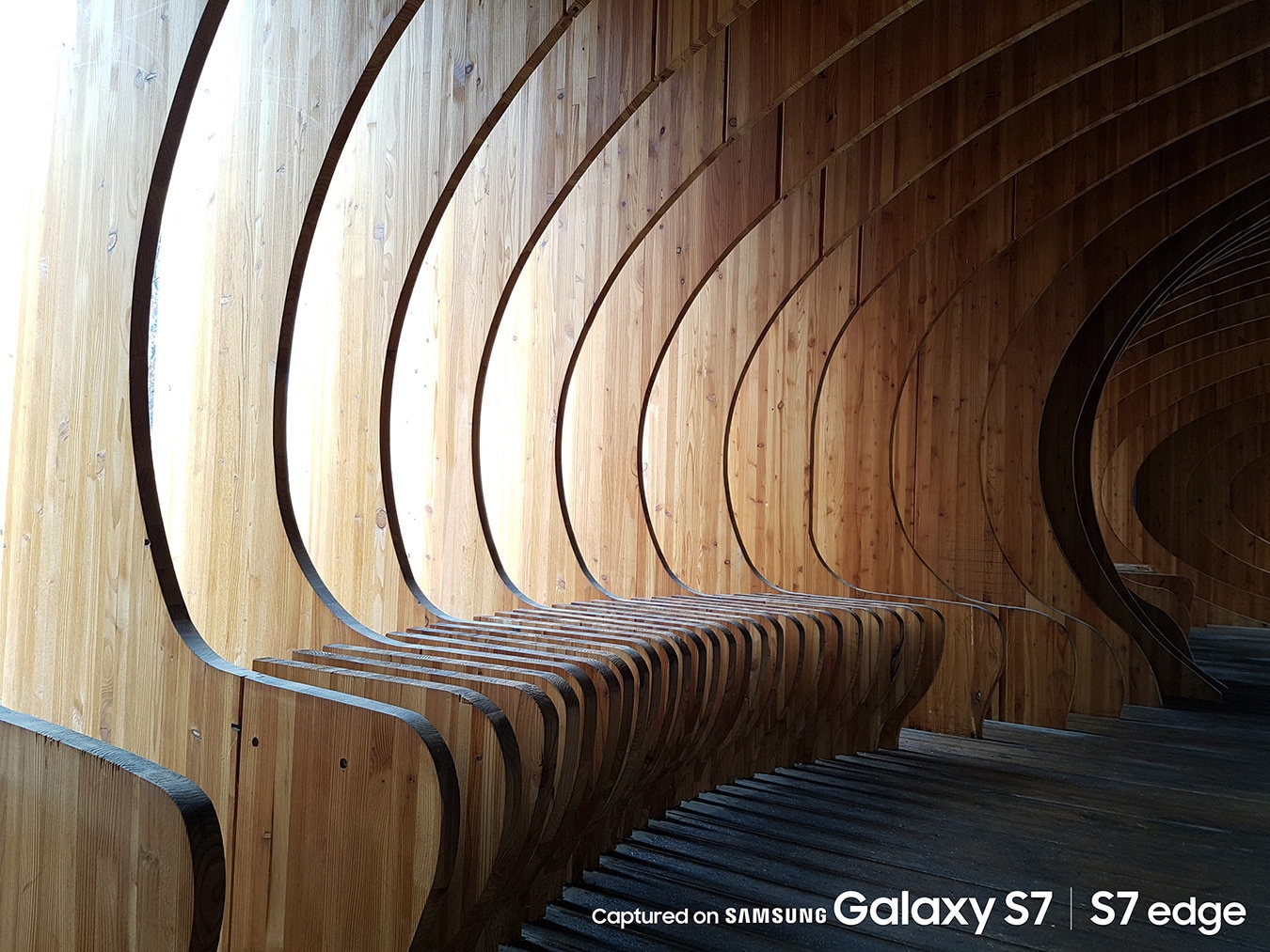 Photo of a curved metal structure taken by Galaxy S7