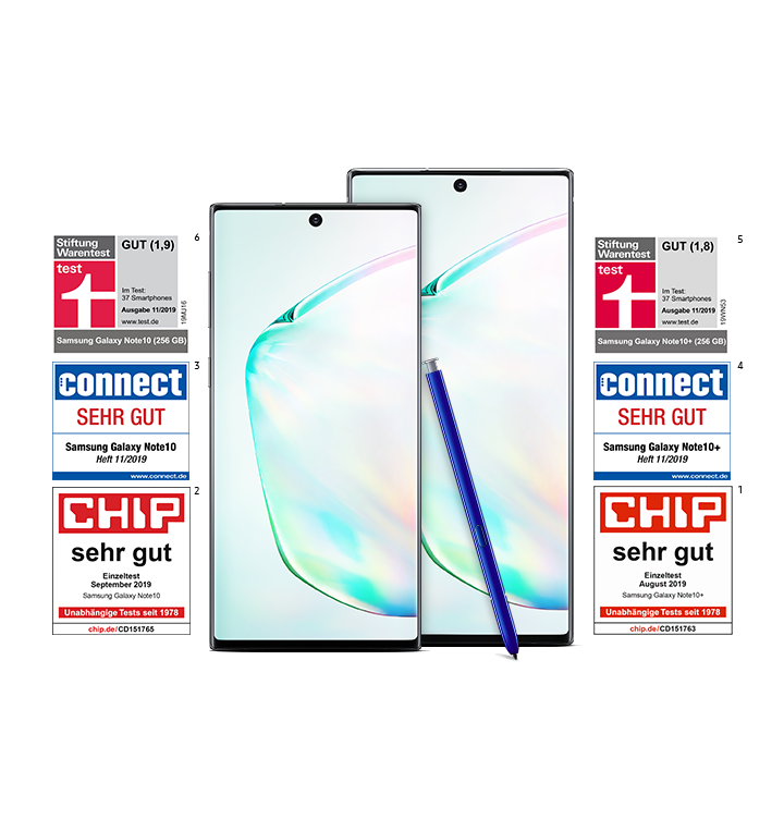 Galaxy Note8 Man sieht das Galaxy Note10 und Note10 plus in der Farbe Aura Glow von vorne mit einem blauen S Pen, der an das Galaxy Note10 plus angelehnt ist. Beide Smartphones haben eine abstrakte Grafik auf dem Display.