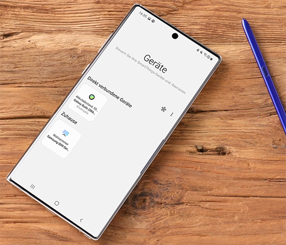 Das Note10 mit geöffnetem Geräte-Panel liegt auf Holz.