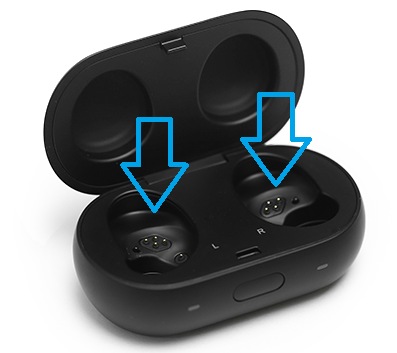 Gear IconX (2018): Ohrhörer in Ladeetui einsetzen
