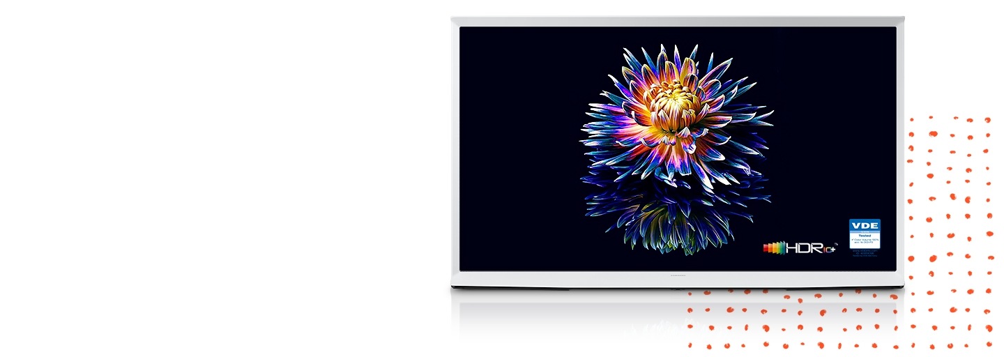 Ein The Serif in Cloud White zeigt eine farbenfrohe Blume auf einem Bildschirm mit Quantum-Dot-Technologie. Das VDE Zertifizierungslogo und das Logo für HDR 10+ erscheinen in der rechten unteren Ecke des Displays.