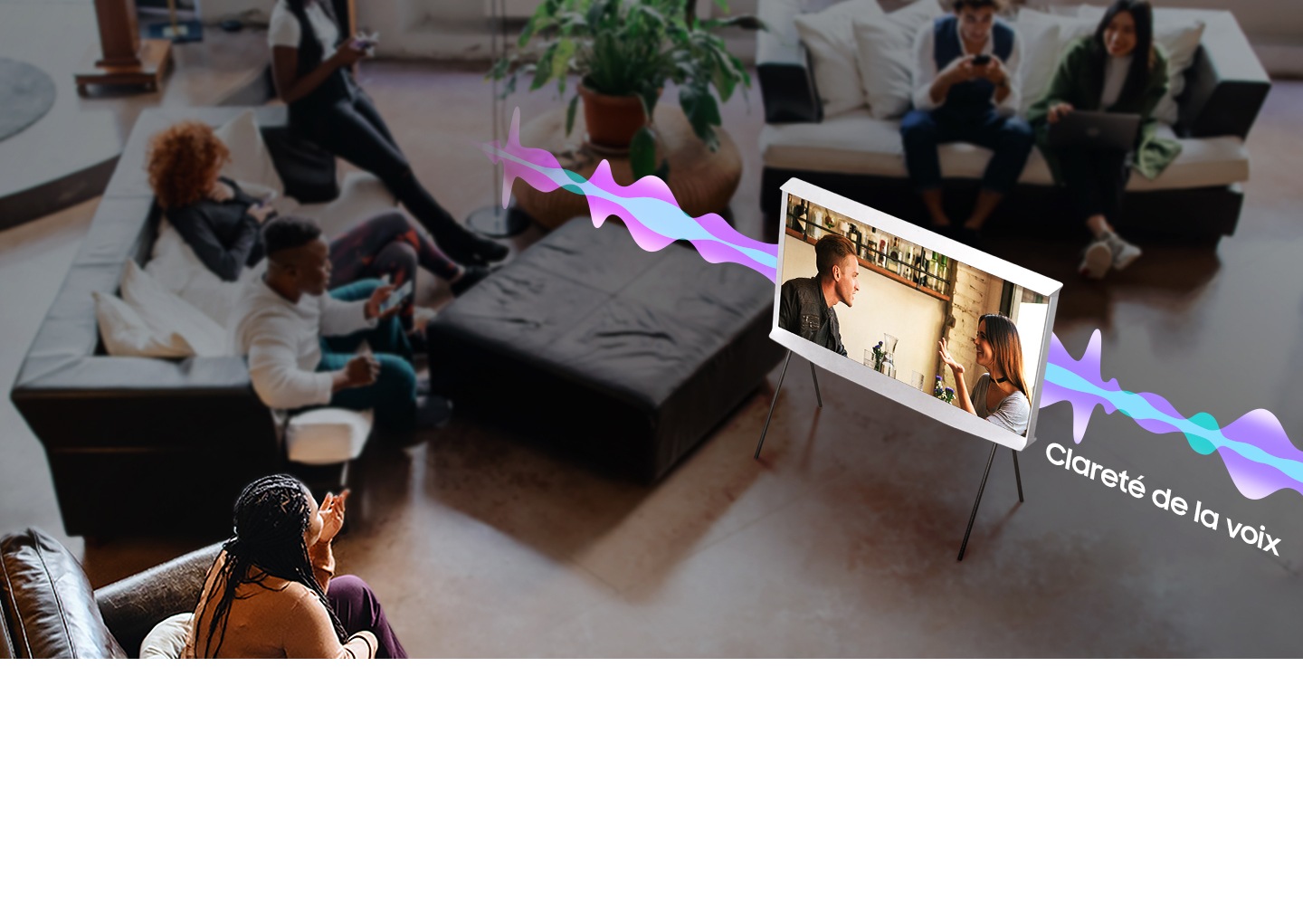 Video zum Active Voice Amplifier The Serif gibt Schallwellenformen frei und zeigt den Active Voice Amplifier in der Mitte des Raumes, in dem sich die Menschen versammelt haben.