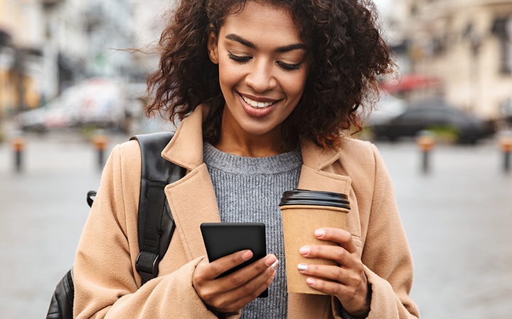 Tummennetulla taka-alalla nähdään nainen, joka on älypuhelimellaan. Etualalla on kaksi Galaxy-älypuhelimen näyttöä, joilla nähdään, miten käyttäjä voi Private Sharessa peruuttaa jaettujen tiedostojen tarkasteluoikeuksia.