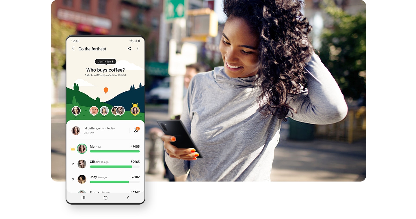 En kvinde tjekker sin smartphone, mens hun motionerer udenfor. I forgrunden viser en grafisk brugergrænseflade Samsung Health Together-skærmen med brugerens navn og niveau, og en liste med venner til søgning.