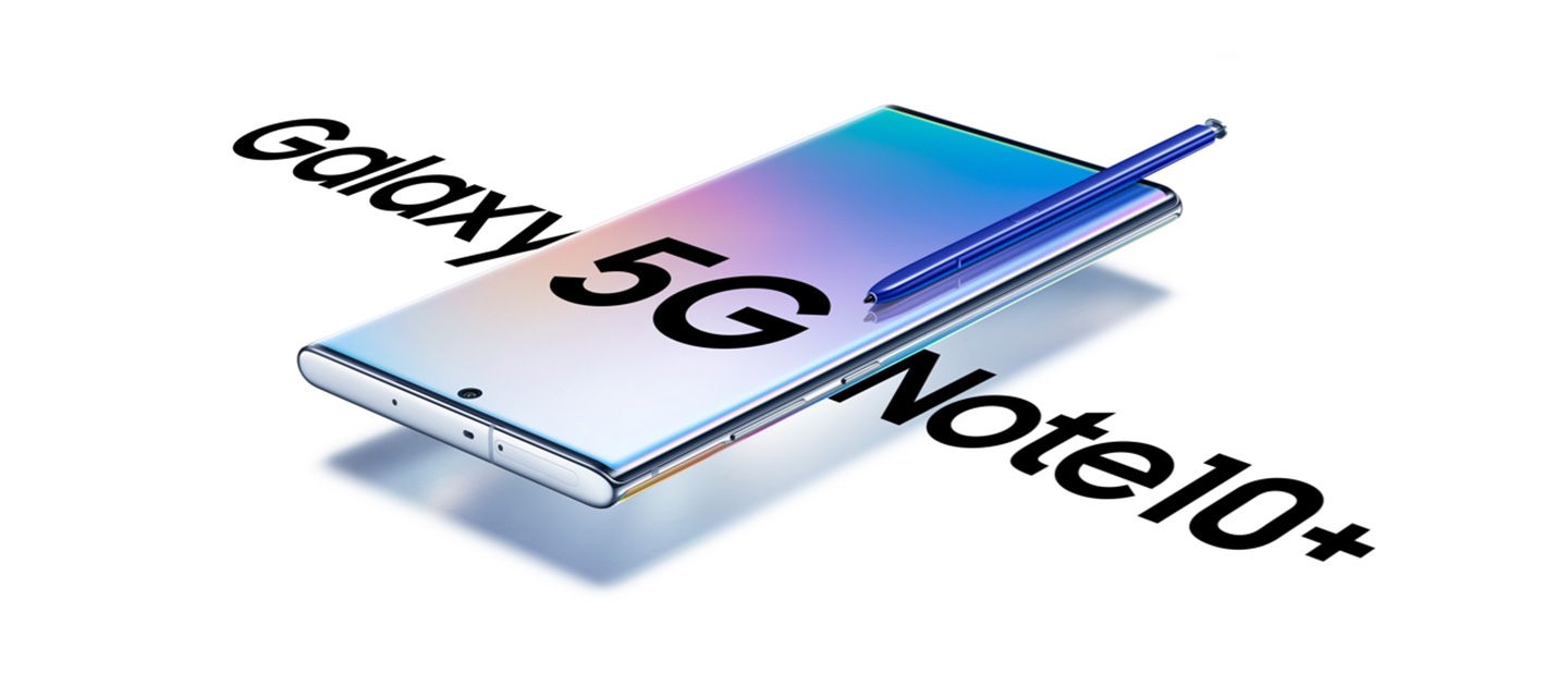 En Galaxy Note10 plus 5G ligger med fronten opad og ses i trekvart vinkel. Der ligger en blå S Pen hen over skærmen, hvorpå vi også ser grafik med graduerede farver og teksten "5G". På hver side af telefonen ses teksten "Galaxy Note10 plus"