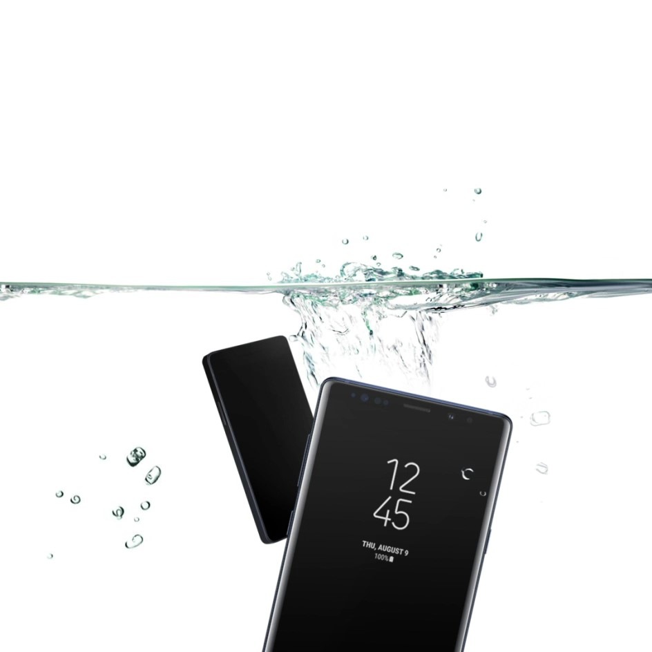 Video med en Galaxy Note9, der falder i vandet og viser låseskærmen.
