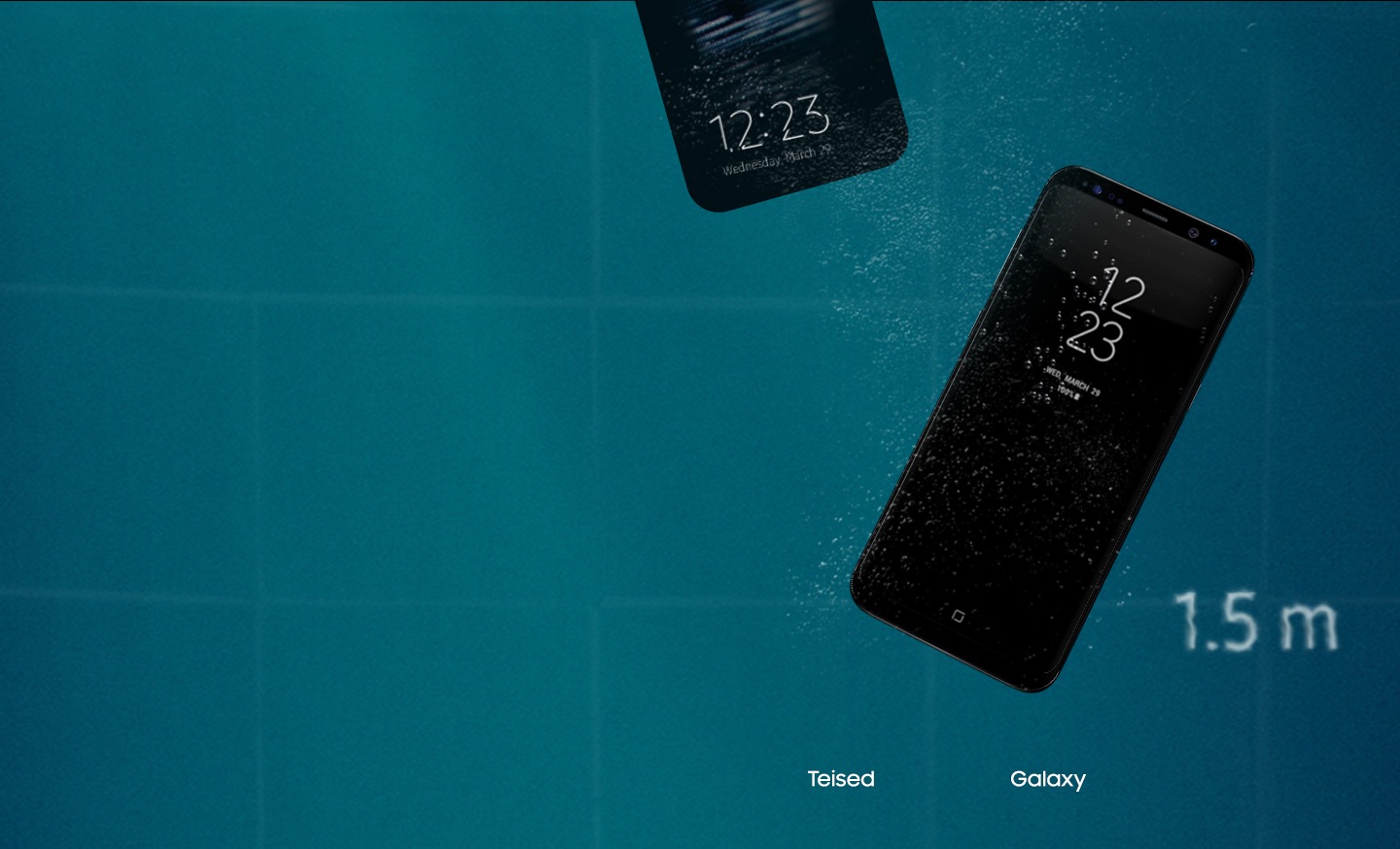 Galaxy S8 Midnight Black veekindlana sügavuses 1 m ja 1,5 m, ja teine telefon, mille ekraan muutub 1 m juures hägusaks ja 1,5 m juures lülitub välja.