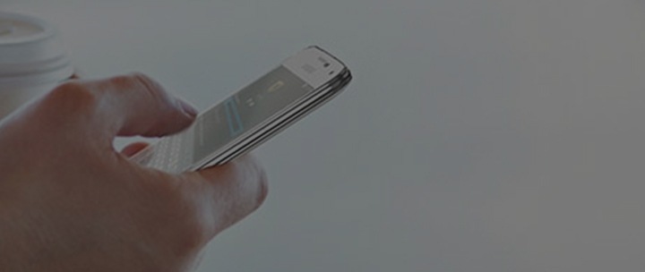 صورة لهاتف ذكي من Samsung Electronics أثناء استخدامه