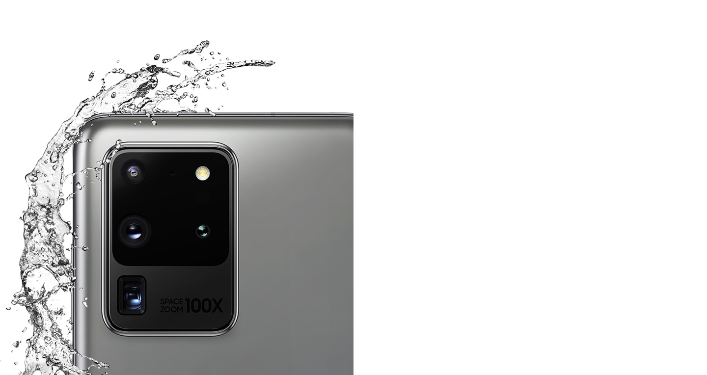 هاتف Galaxy S20 Ultra مرئي من الخلف، واللقطة مُقربة لإيضاح الكاميرا الخلفية الرباعية، مع وجود رذاذ من الماء في الجانب