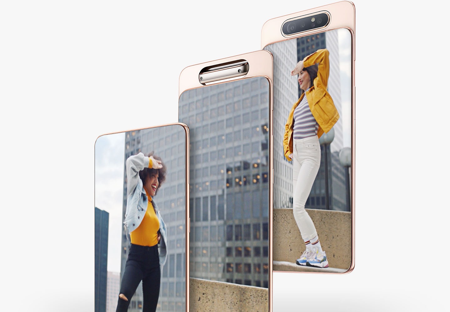 ثلاث صور ملتقطة بالكاميرا الدوَّارة لهاتف Galaxy A80 تصوِّر امرأة ترقص عند مواجهة الجهة الخلفية، ثم تواجه الجهة الأمامية لتصوِّر امرأة أخرى ترقص بالمثل.