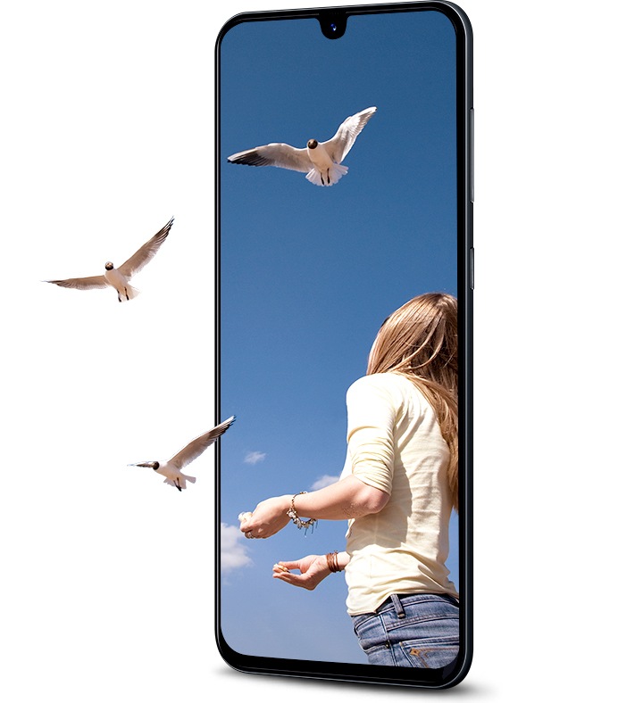 Galaxy A في الوضع الرأسي معروض على شاشته صورة سيدة تطلق السراح للطيور التي تنطلق بعيدًا عن الشاشة لتوضيح استغراق الحواس وانغماسها في روعة الشاشة اللا نهائية.