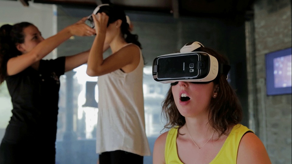 gafas samsung gear vr en el museo gaudi de barcelona gafas samsung gear vr en el museo gaudi de barcelona