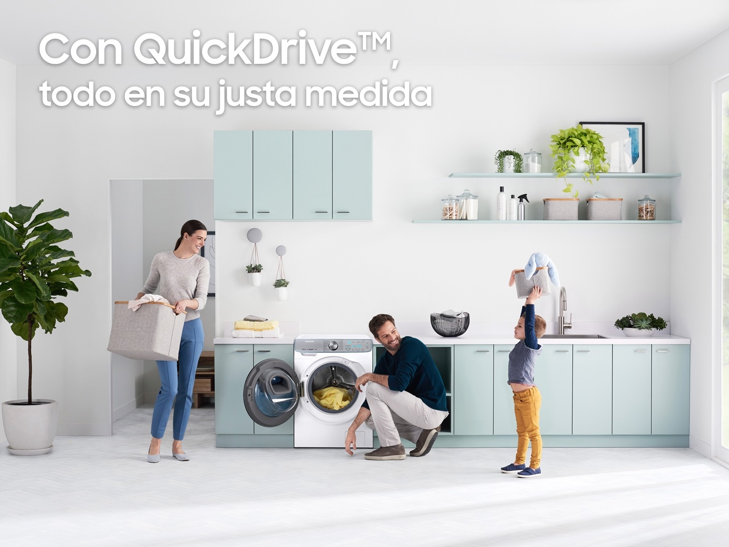 familia haciendo la colada en una QuickDrive familia haciendo la colada en una QuickDrive