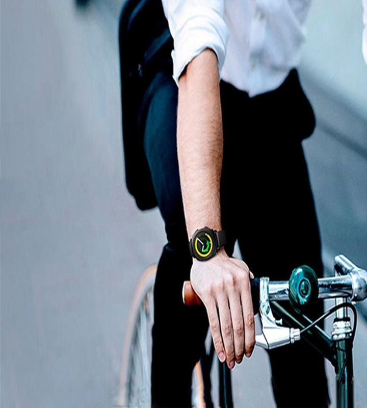 Hombre en bici con el reloj deportivo Gear Sport