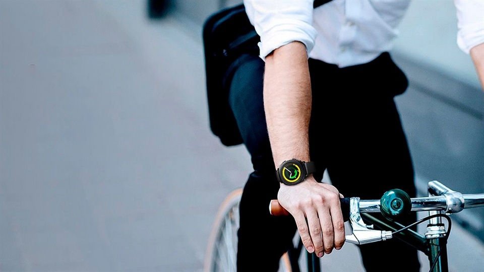 Hombre en bici con el reloj deportivo Gear Sport
