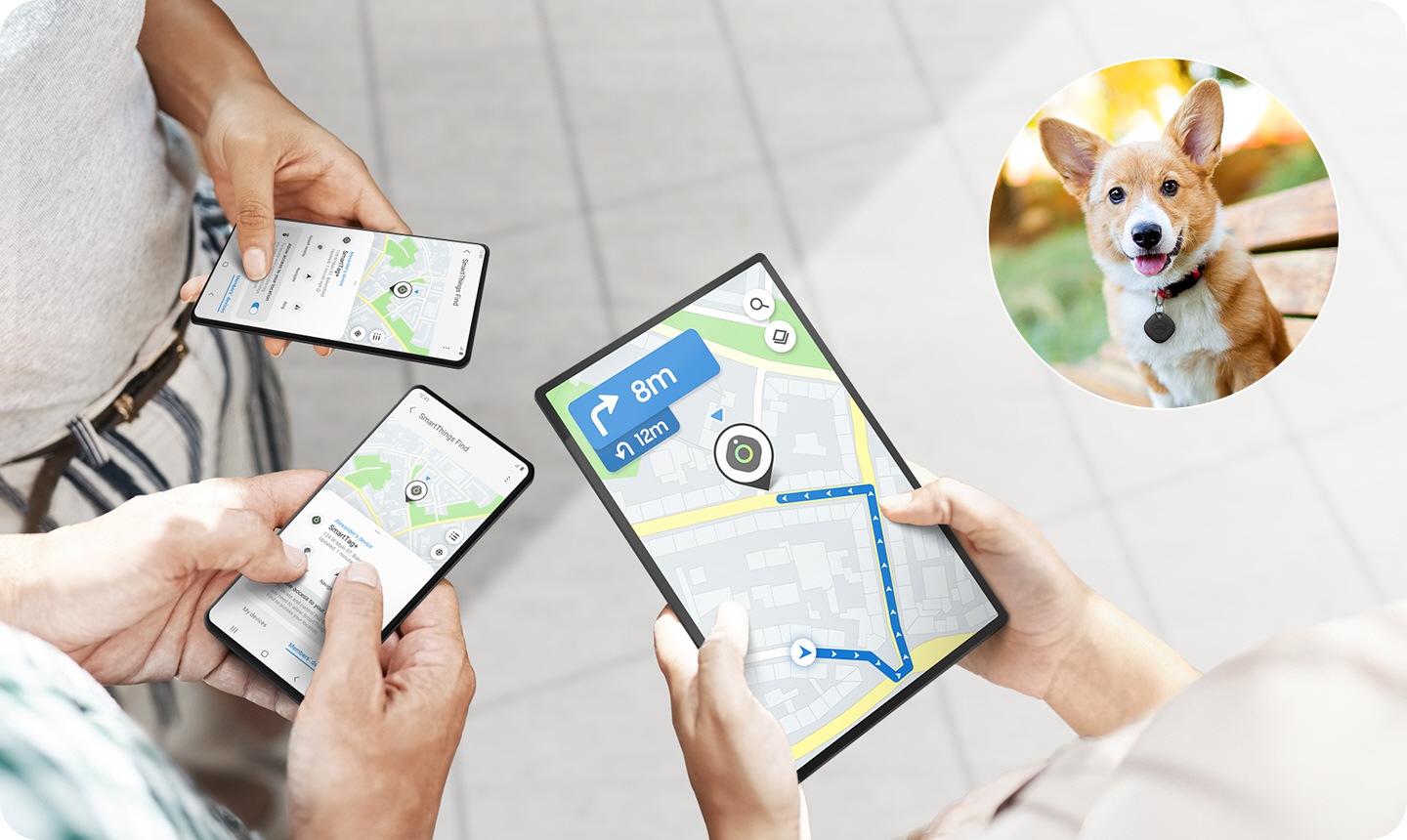Hay tres personas reunidas con sus dispositivos smartphone Galaxy. Están mirando la ubicación del SmartTag que muestra SmartThings. En la esquina superior derecha, se muestra un perro que lleva un SmartTag.