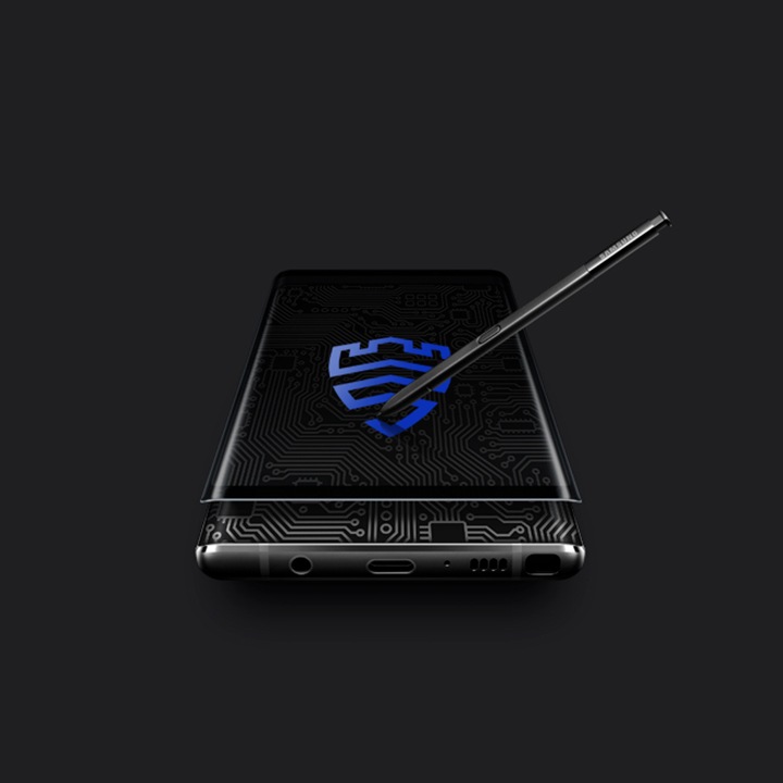 Un hombre utilizando su smartphone de Samsung con la pantalla protegida por la solución Samsung Knox