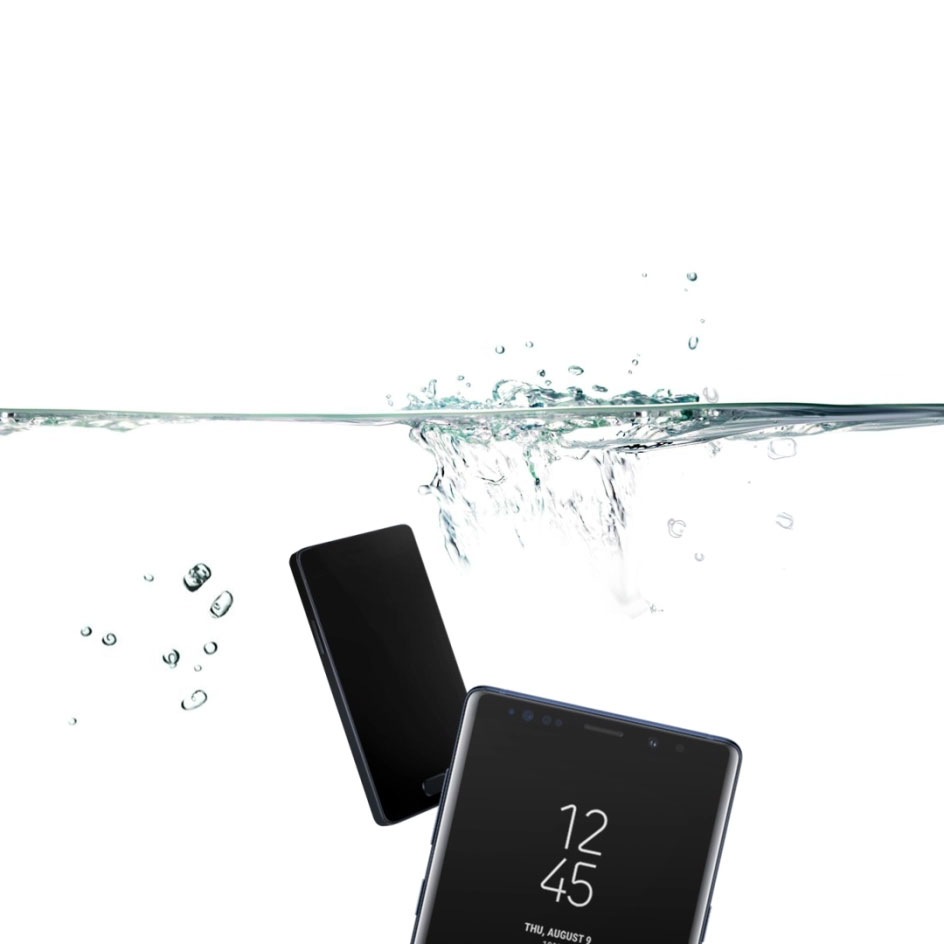 Video de un Galaxy Note9 cayendo al agua y mostrando la pantalla de bloqueo.