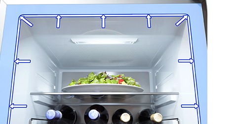Una ensalada de verduras / crujiente y una botella de vino se encuentran en un frigorífico Samsung con sistema de enfriamiento Humidity Fresh y con gran capacidad.