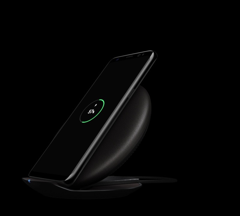 Galaxy S8 cargándose de forma inalámbrica en el Wireless Charger Convertible