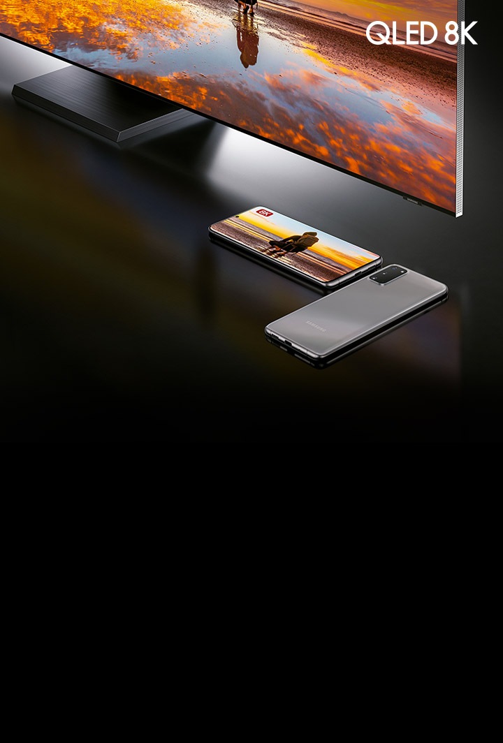 Samsung QLED TV y dos smartphones Galaxy S20 aparecen debajo del televisor. Los productos comparten contenido 8K.