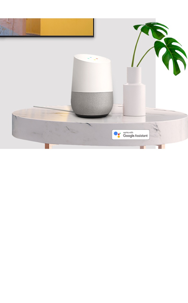 Google Assistant mostrado en una mesa blanca, conectado a un televisor Samsung QLED 2020.