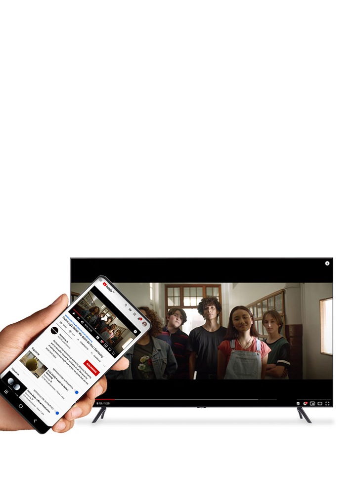 La imagen muestra un televisor Samsung reproduciendo un video en la aplicación de Youtube. Muestra un móvil con esa misma reproducción de Youtube. Con la tecnología Tap View todo el contenido que se esté reproduciendo en el móvil, con un solo toque encima del televisor, se muestra todo lo que estás viendo en tu smartphone dentro de la pantalla del televisor.
