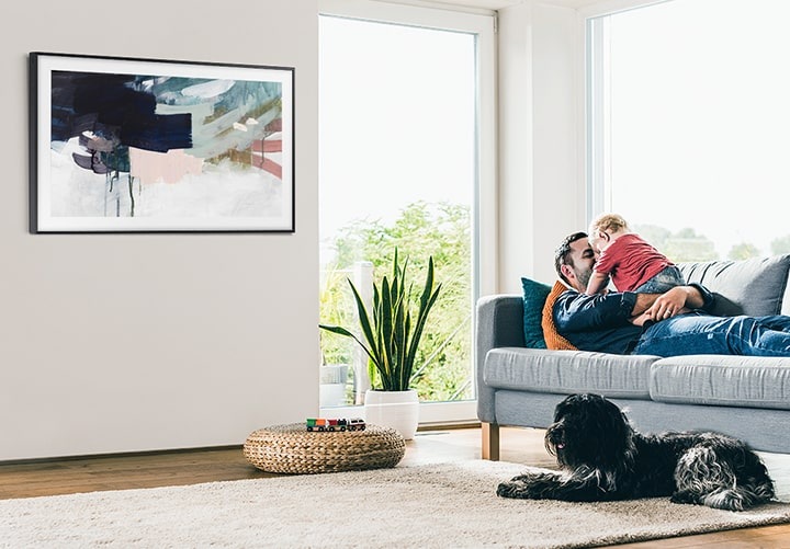 Televisor The Frame 2020, con un marco diseñado para parecer un marco de fotos real que se funde con la sala de estar.