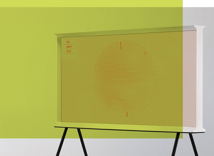 Conoce otro televisor de estilo de vida, el The Serif de Samsung, colocado en un soporte Studio de televisor con una silla frente a él.