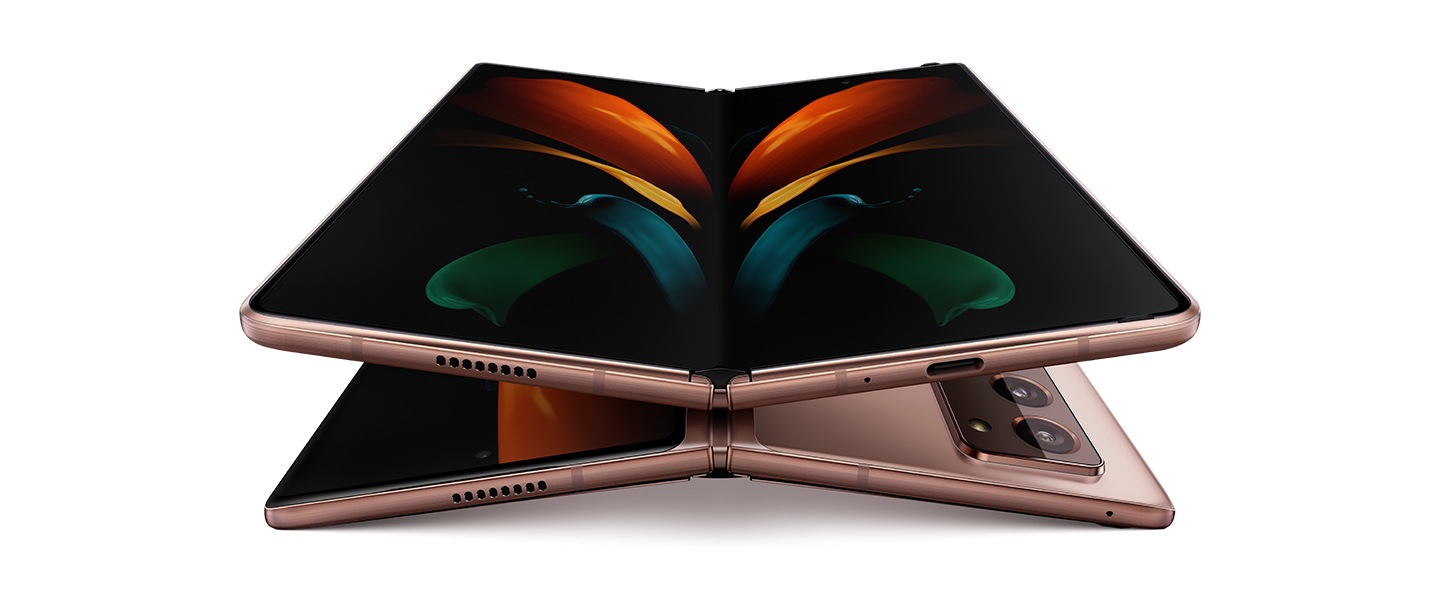 Hieman avattu Mystic Bronze -värinen Galaxy Z Fold2 nähtynä takaa päin näyttäen piilotetun saranan, ja puhelimen Cover Screen -näytöllä on graafinen, perhosta esittävä taustakuva
