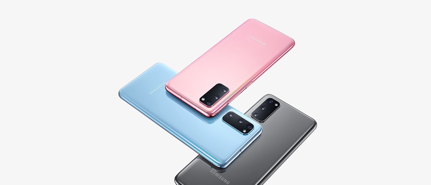 Kolme Galaxy S20- ja S20 plus -puhelinta – väreissä Cloud Pink, Cloud Blue ja Cosmic Gray – kaikki takaapäin nähtynä ja toistensa päällä muodostaen kudosmaisen kuvion.