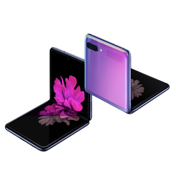 product-z-flip Kaksi Mirror Purple Galaxy Z Flip -puhelinta pystyasennossa ja avoinna. Kaksi laitetta osoittavat toisistaan poispäin.