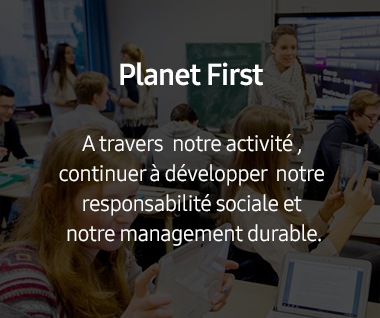 Cette image présente le slogan de l’éco-gestion. Ce slogan est « PlanetFirst », ce qui sous-entend de « Rechercher la responsabilité sociale d’entreprise et la gestion durable grâce à des projets qui font passer la planète au premier plan. »