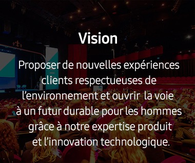 Cette image contient la vision derrière le système d’éco-gestion. Cette vision dit « Fournir aux clients de nouvelles expériences respectueuses de l’environnement et mener la voie vers un futur durable pour la communauté internationale au moyen de technologies et de produits innovants et écologiques. »