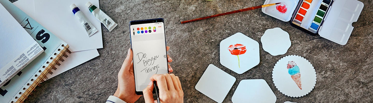 visuel présentant un bureau avec une palette de peinture, des lives et un samsung
