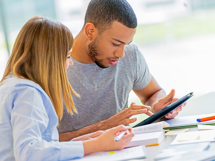 homme et femme millenials travaillant en collaboration sur une tablette