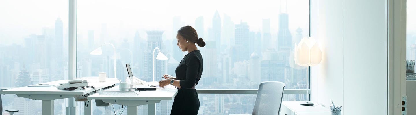 Smart Working - Femme debout devant un ordinateur