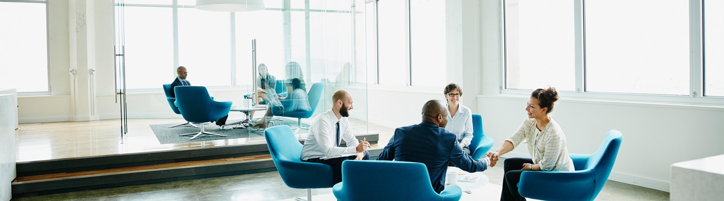 Smart Working - personnes en reunion devant ecran