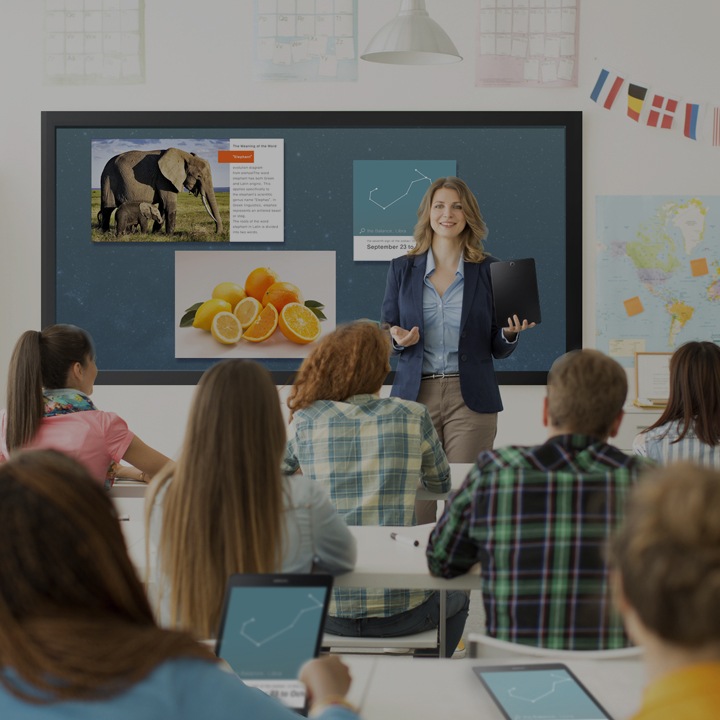 Un enseignant donne un cours en utilisant des panneaux Samsung E-Board