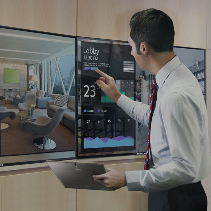 Un homme clique sur du contenu présenté sur un panneau d'affichage Samsung Smart Signage