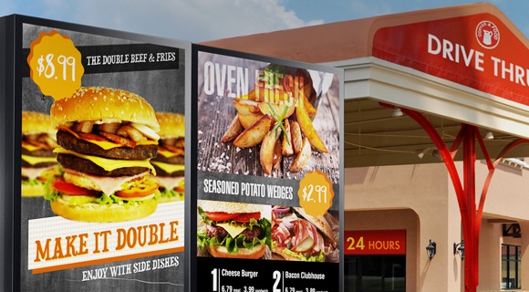 Un panneau d'affichage extérieur Samsung présente le menu à l'entrée d'un drive-in