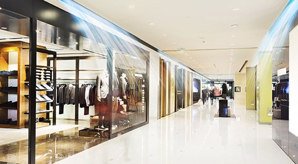 Climatiseur Samsung de plafond installé dans le couloir d'un grand magasin